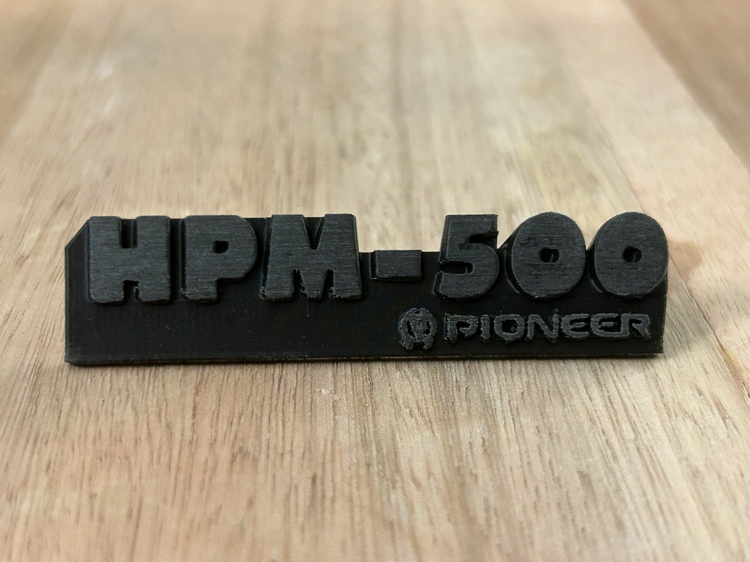 Plaqueta Pioneer HPM-500 en crudo sobre madera